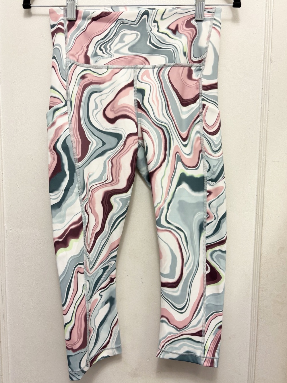 Athleta Ultimate Stash Pocket Printed Capri in Marble Swirl Size Small
